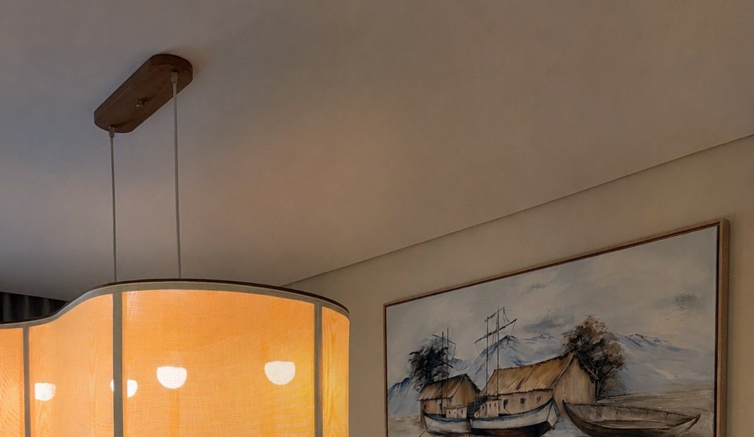 Sala de jantar com pendente e obra de arte